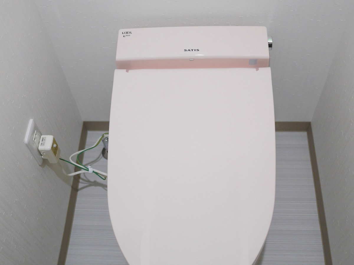 ピンク色のトイレが引き立つ空間 施工事例 大津でリフォームならlixilリフォームショップモンテホームへ 滋賀県大津市 ピンク色のトイレが引き立つ空間 施工事例 大津でリフォームならlixilリフォームショップモンテホームへ 滋賀県大津市