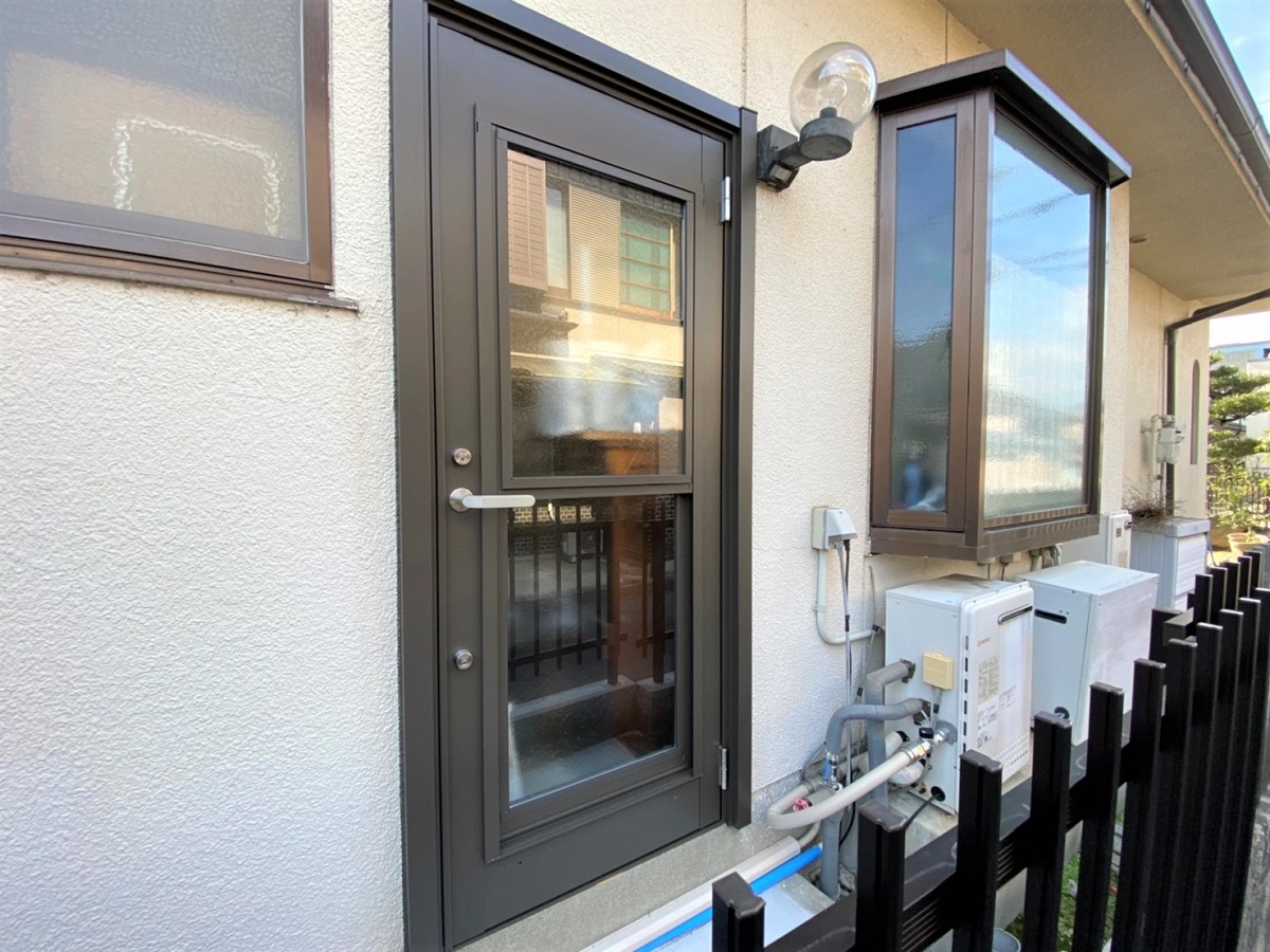 採風が出来る勝手口ドアにリフォーム 施工事例 大津市でリフォームするならlixilリフォームショップ モンテホーム