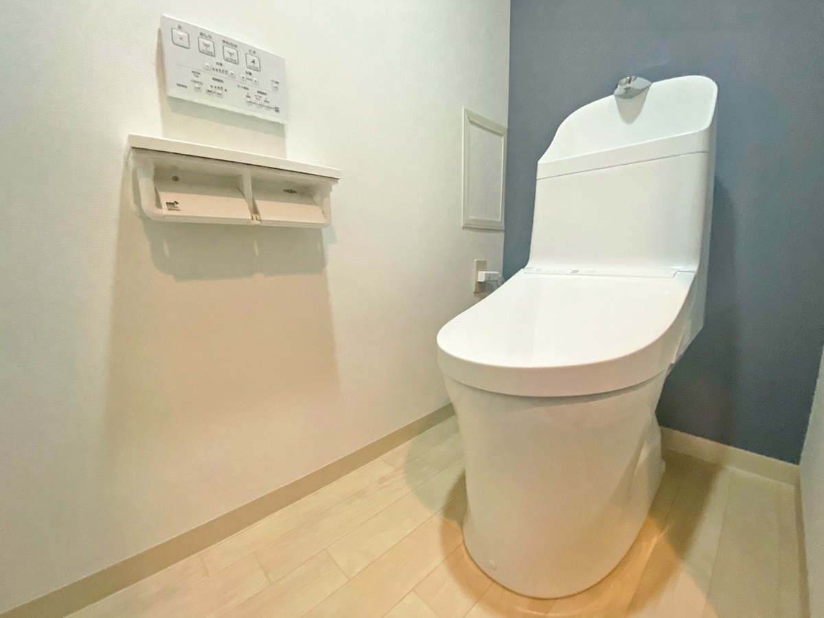 ブルーのクロスで爽やかなトイレ空間に 施工事例 大津でリフォームならlixilリフォームショップモンテホームへ 滋賀県大津市