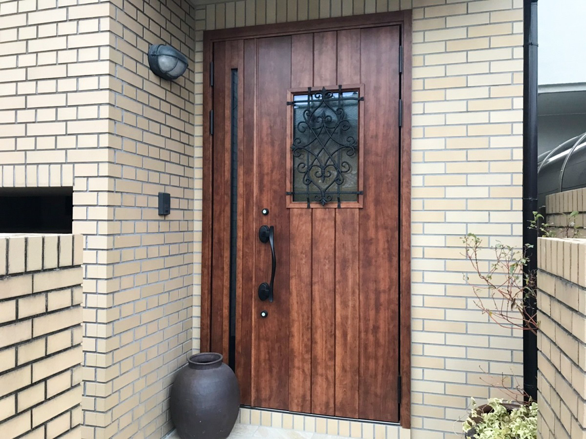 築30年戸建の玄関リフォームのご紹介です。
アルミの玄関ドアから木目調の玄関ドアに様変わりしました。
