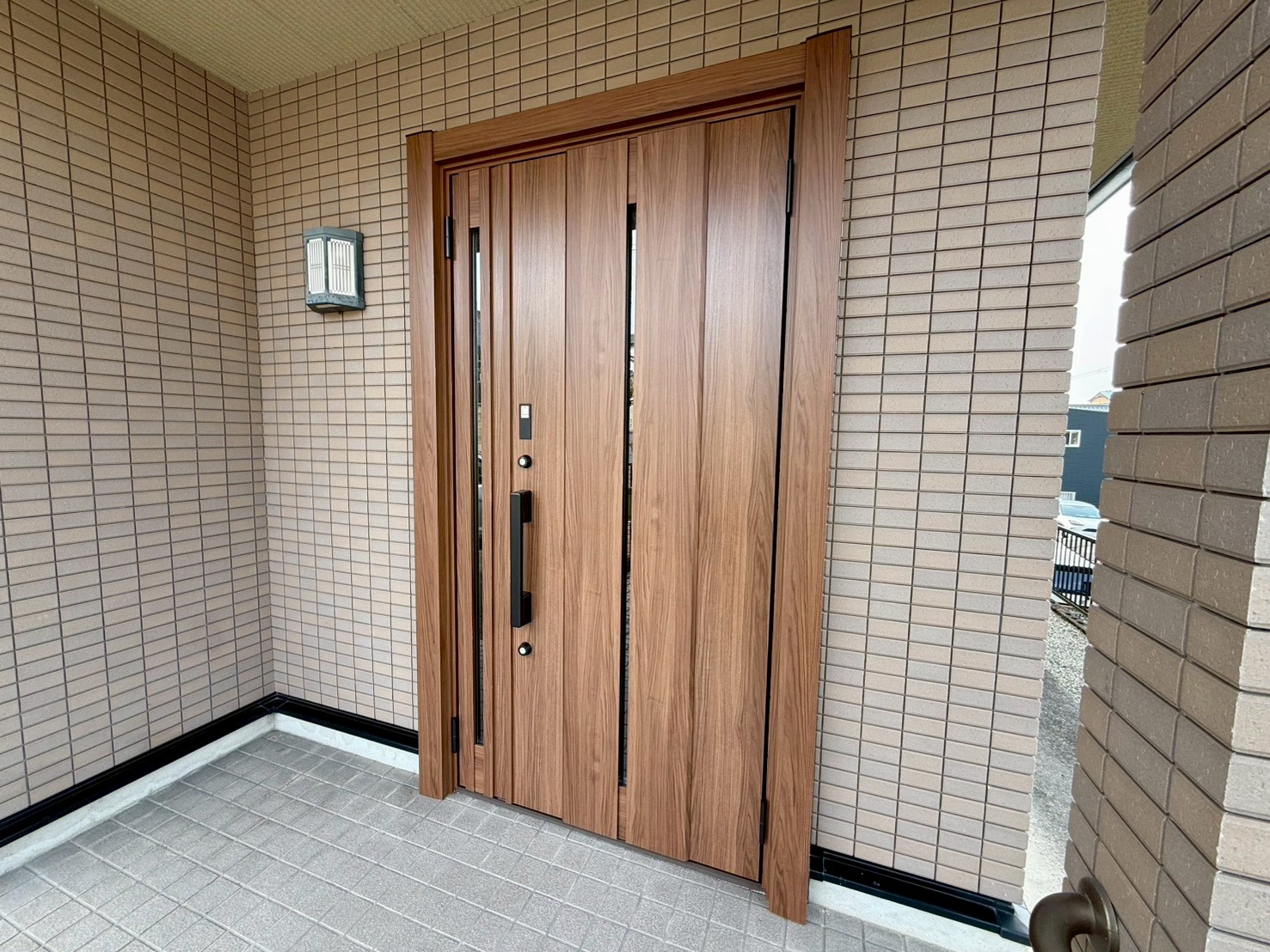 戸建ての玄関リフォームのご紹介です。